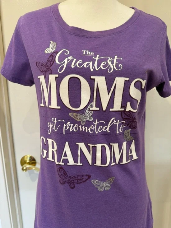 Purple "The Greatest Moms Get Promoted to Grandma" Graphic Tee - Picture 2 of 7